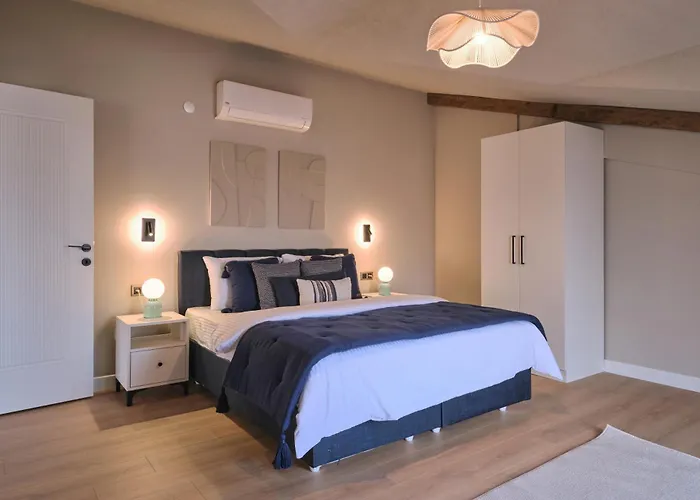 Bsy Flats Well Decorated Modern With 2br, 3br Options *