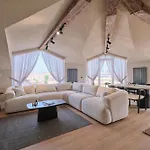 Bsy Flats Well Decorated Modern With 2br, 3br Options *