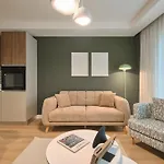 Bsy Flats Well Decorated Modern With 2br, 3br Options *
