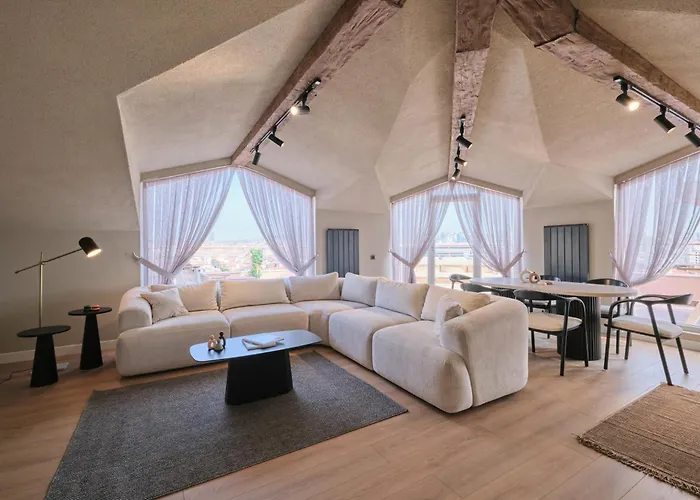 Bsy Flats Well Decorated Modern With 2br, 3br Options *