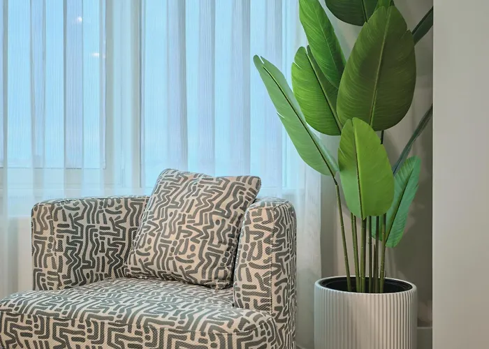 Bsy Flats Well Decorated Modern With 2br, 3br Options *